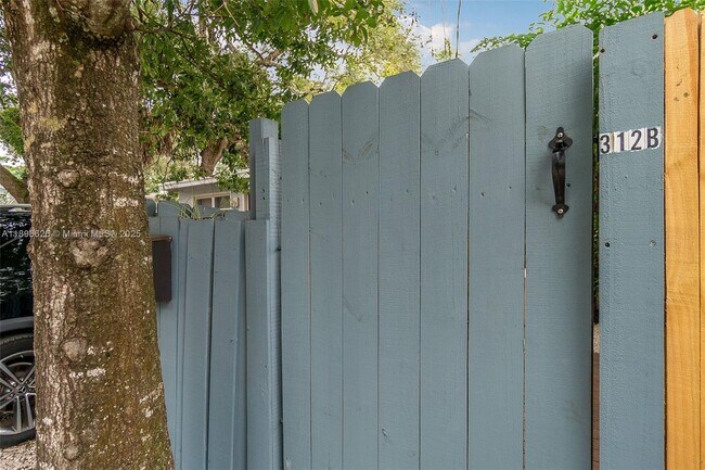 Building Photo - 312 SW 12th Ave