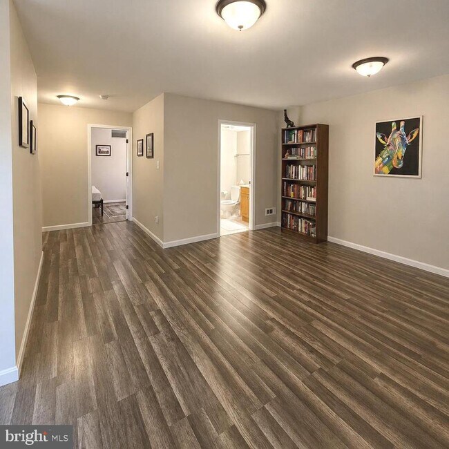 Building Photo - 2037 S Glebe Rd