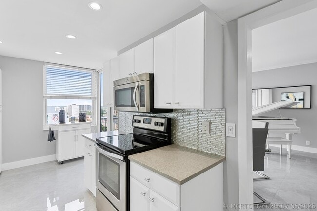 Building Photo - 2800 E Sunrise Blvd