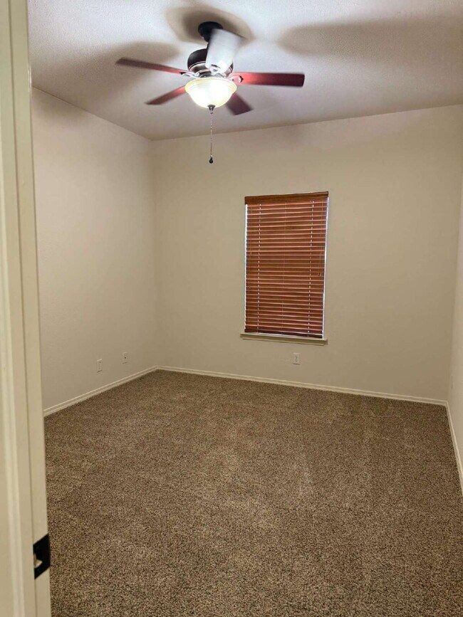 Building Photo - "Spacious 4-Bedroom Oasis with Granite Kit...