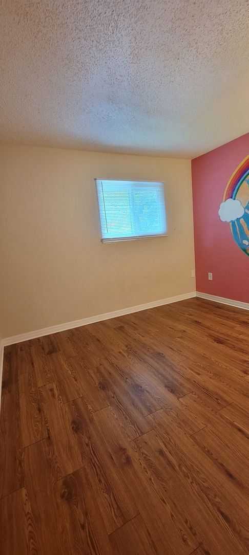 Building Photo - Charming 3/3 Condo