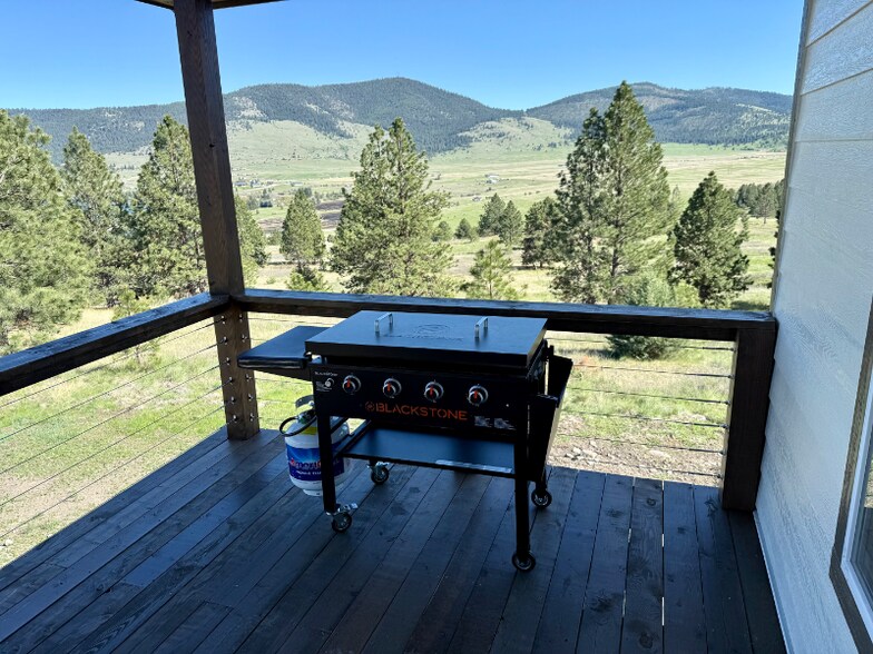 Building Photo - 27945 Island Butte Ln