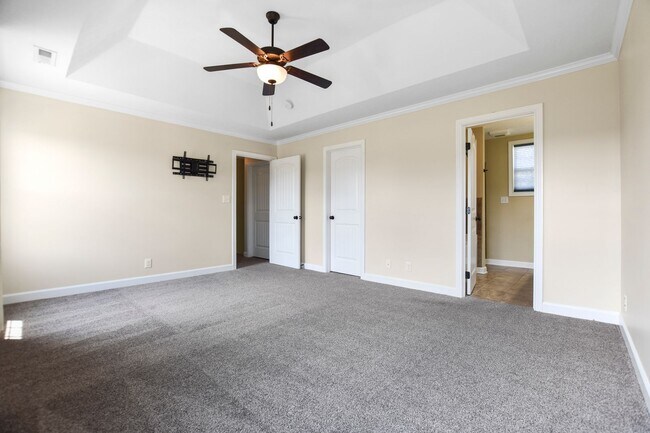 Building Photo - Pet Friendly Three Bedroom!