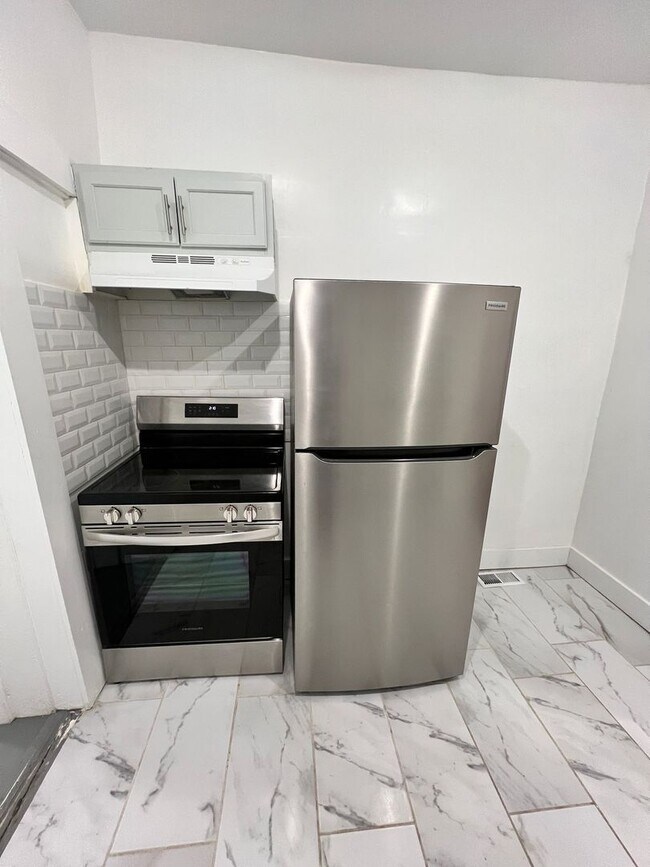 Building Photo - Stylish 2-Bedroom Unit Featuring Decorative Fireplace