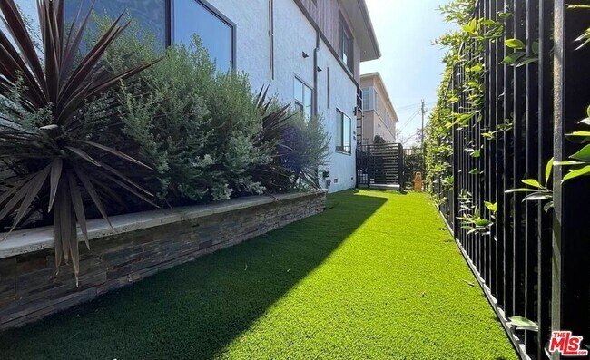 Building Photo - 1444 S Crescent Heights Blvd