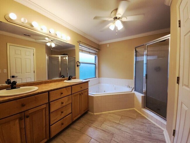 Building Photo - 8520 Hannary Cir
