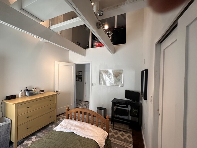 Bedroom 1 with loft ceiling - 4818-3 Baltimore Ave