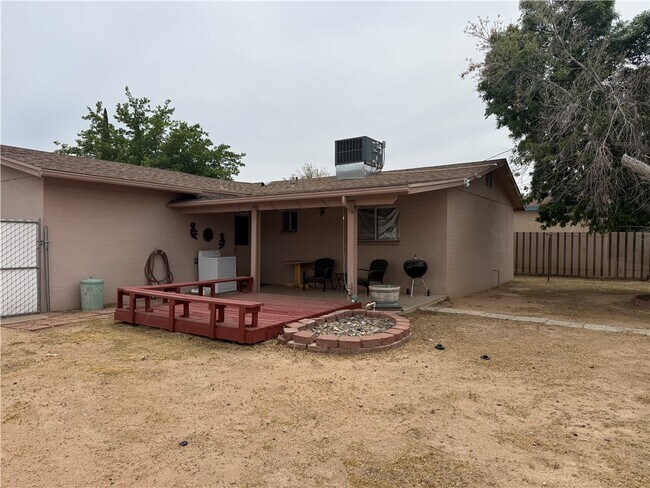 Building Photo - 2545 Kemp Ave