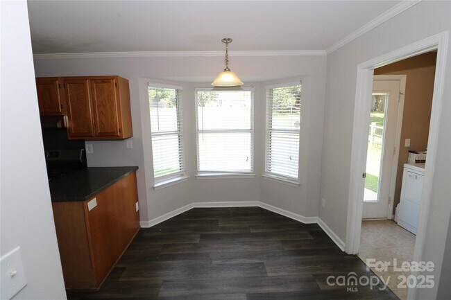 Building Photo - 7130 Lanark Ct