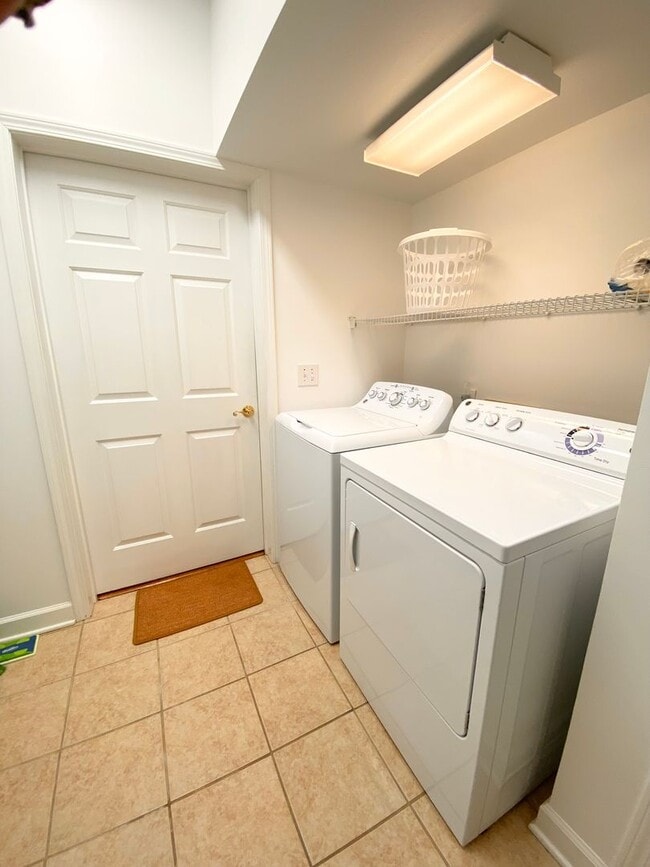 Building Photo - FULLY-FURNISHED GORGEOUS TOWNHOME!