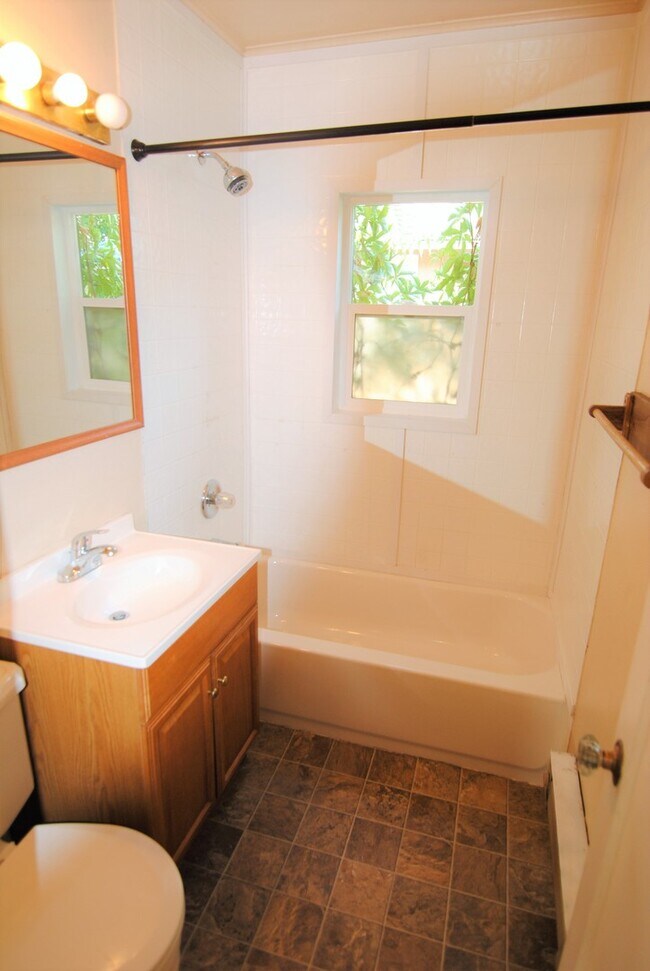 Building Photo - Charming 3 Bedroom, 2 Bath House For Rent!!