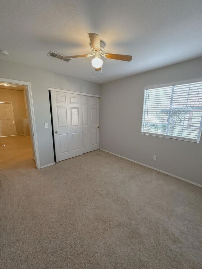 Building Photo - Spacious 3 Bedroom, 2.5 Bath Home with No ...