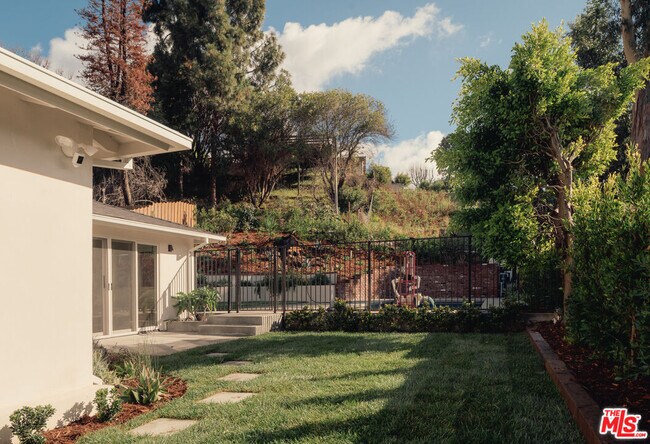 Building Photo - 914 Bienveneda Ave