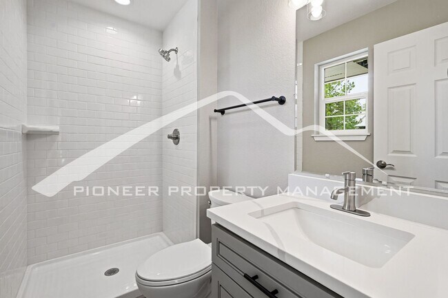 Building Photo - Spacious Condo with Washer/Dryer and Central AC