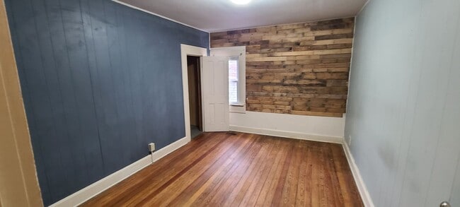 Building Photo - 208 E Grimes Ln