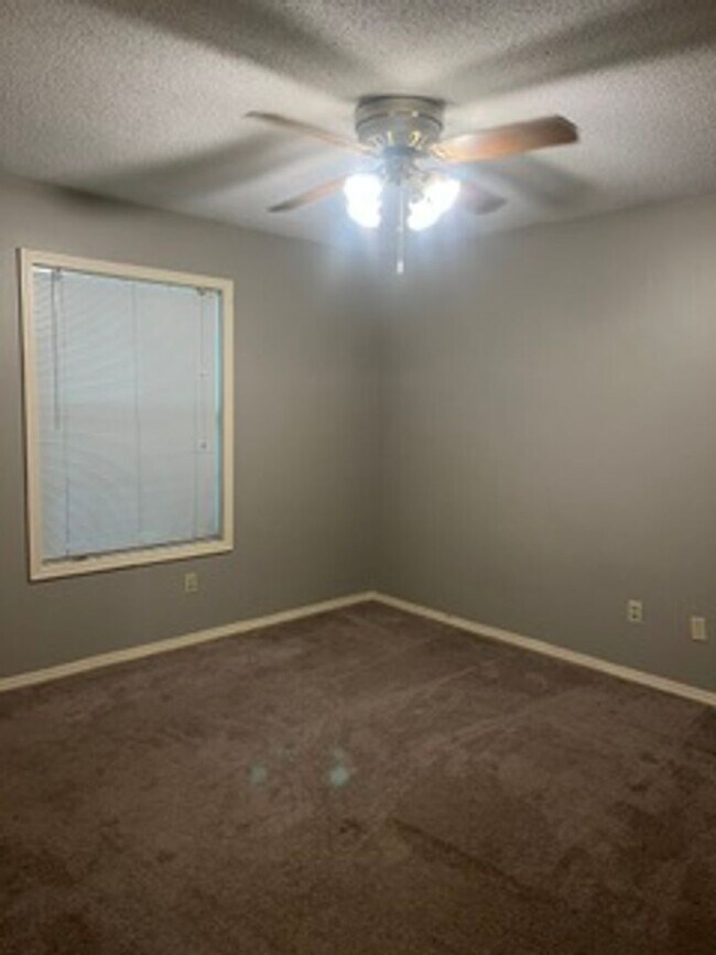 Building Photo - Nice Large One Level/Three Bedroom/Two Bath Home/Split Plan/Oversized 2 Car Side Entry Garage on ...