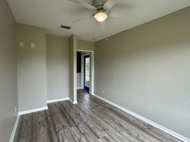 Building Photo - "Charming 3-Bedroom Home in Englewood!"