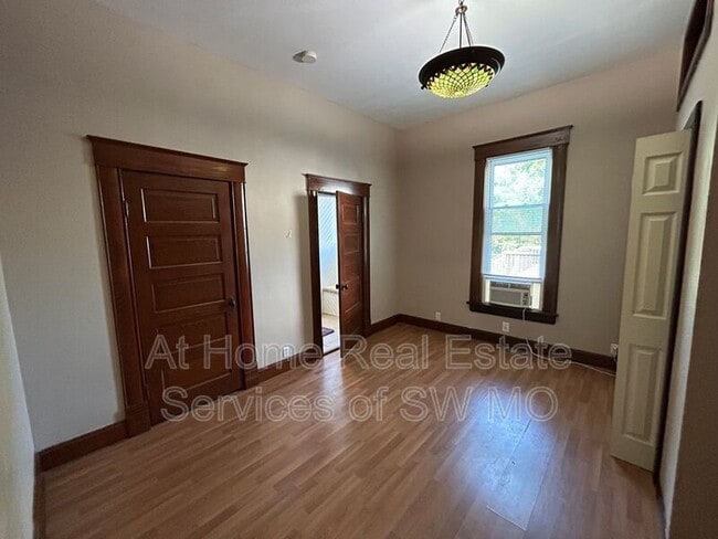 Building Photo - 818 W Monroe Terrace