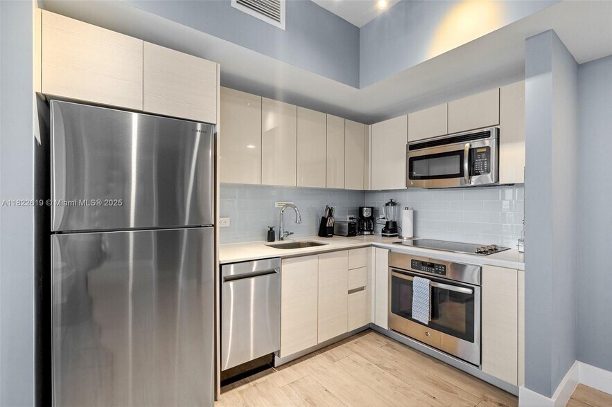 Building Photo - 2602 E Hallandale Beach Blvd