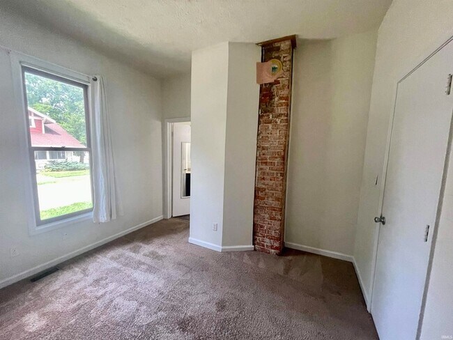 Building Photo - 200 E 2nd St