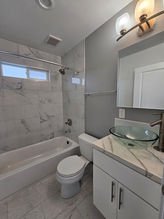 Building Photo - Sunny and Bright Newly Constructed 3-bedro...