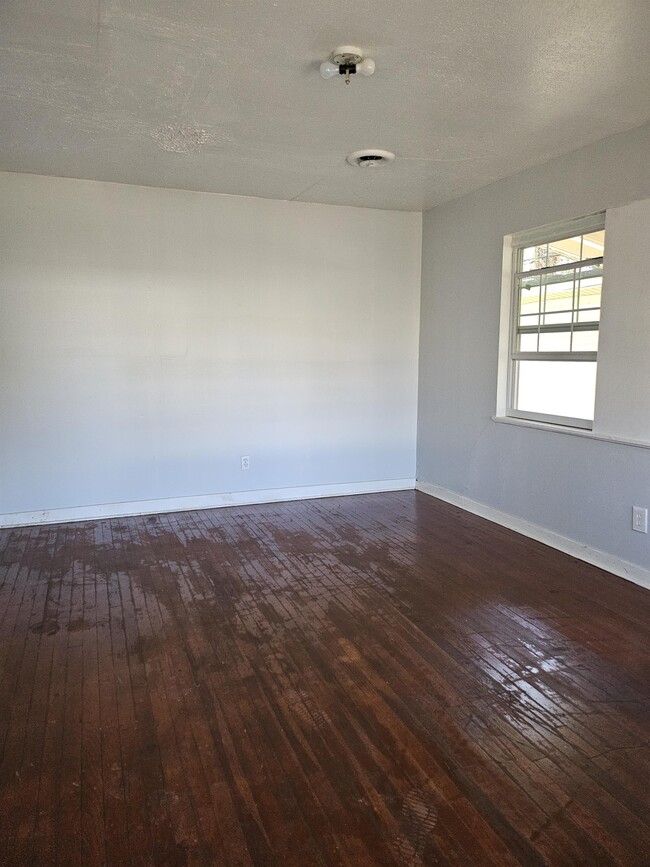 Building Photo - 1607 Maria Dr