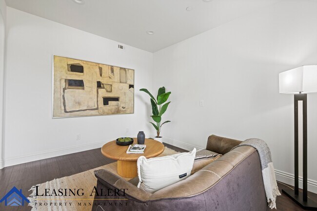 Building Photo - 5011 Hayvenhurst Ave