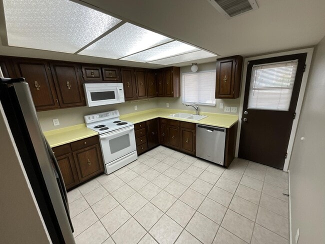 Building Photo - 3229 S Fairfield Dr