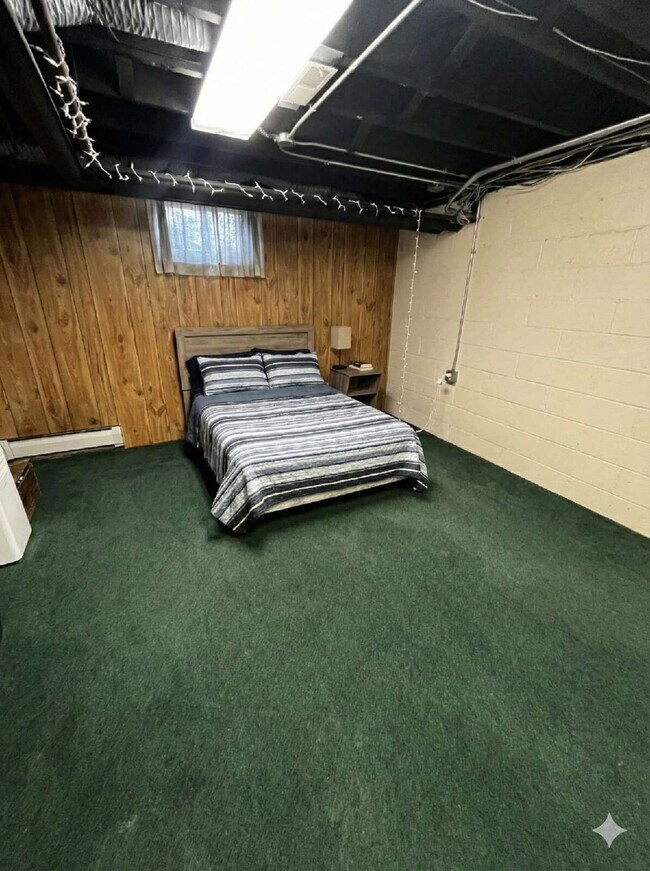 Building Photo - 1 bedroom near UWEC Available June 1st!