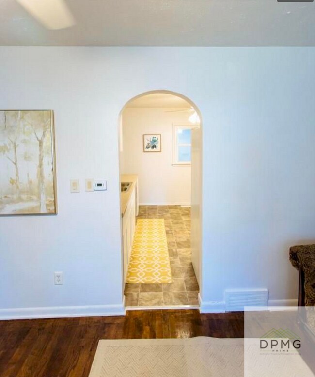 Building Photo - 621 W Hodge Ave