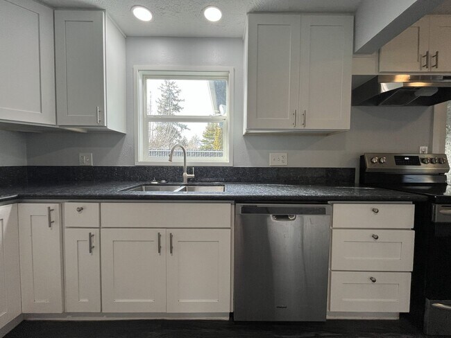 Building Photo - Updated Single-Level 3BD/2BA Home with Stainless Appliances, Expansive Yard & Flexible Layout