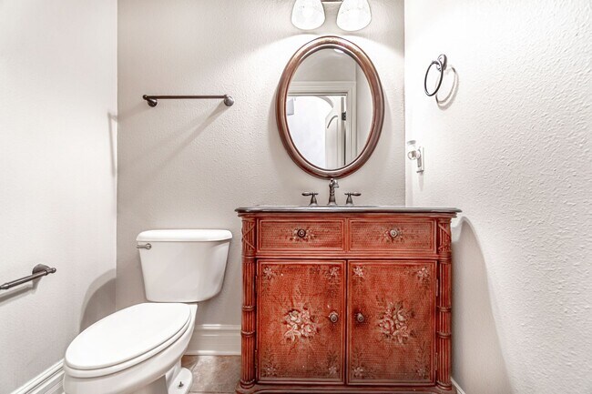 Building Photo - Gorgeous Rogers Home!
