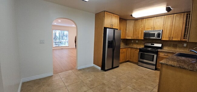 Building Photo - 449 S Doheny Dr