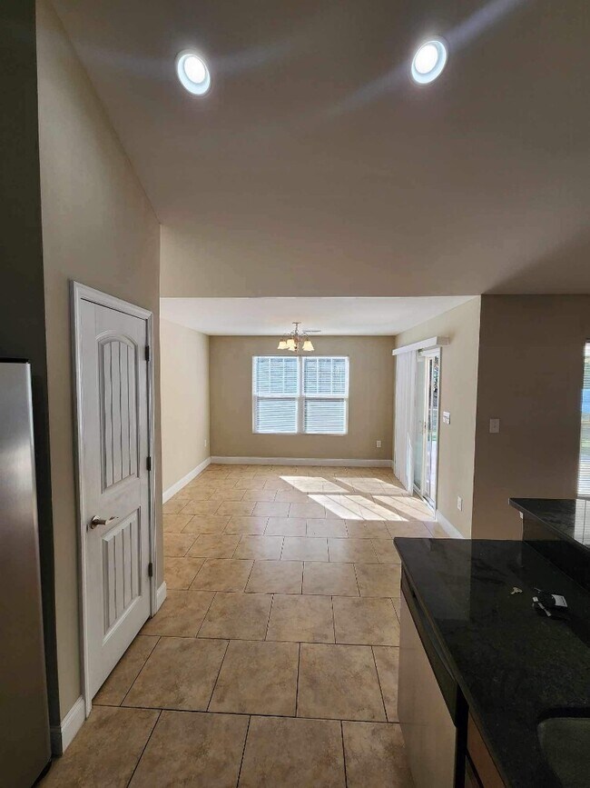 Building Photo - 215 Leadoff Dr