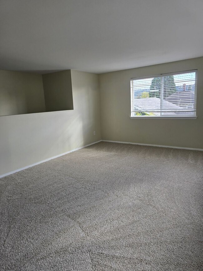 Building Photo - Amazing 3 bed with option for 4th bedroom ...