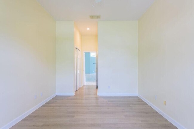 Building Photo - 546 SW New Castle Cove