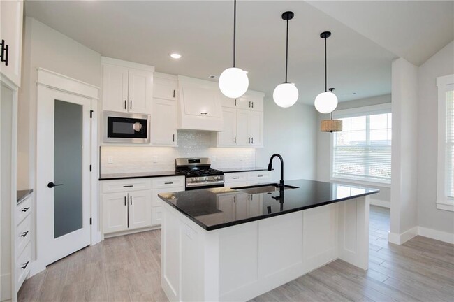 Building Photo - 300 White Oak St