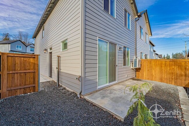 Building Photo - 4915 NE 2nd Ct