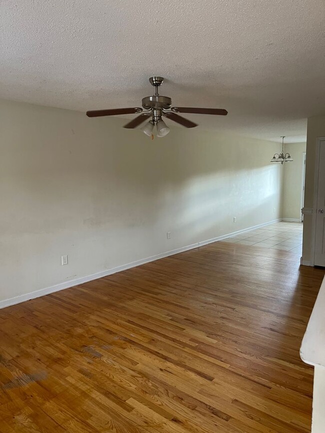 Building Photo - 2 Bdrm/1 Full & 2 Half Bath Condo ? Gray/J...