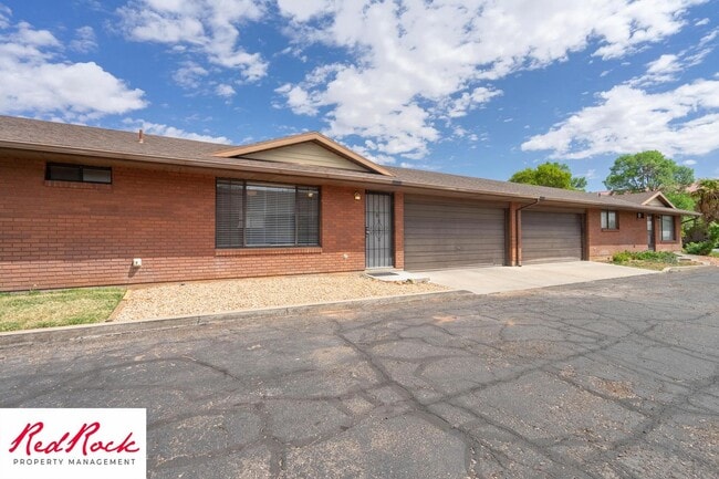 Building Photo - Remodeled 2 Bedroom Townhome. Pet Friendly!