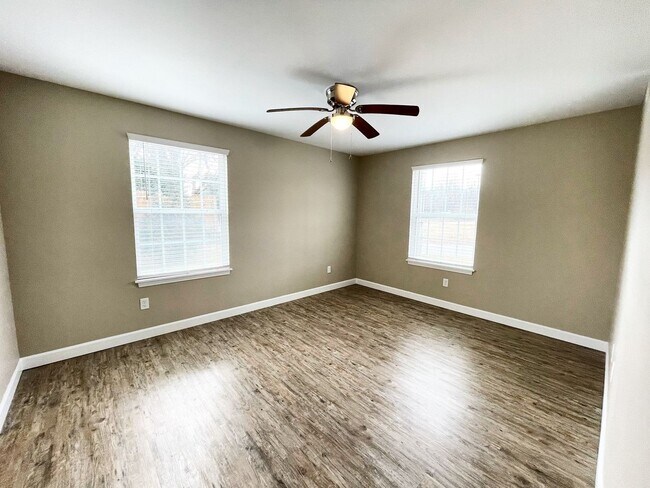 Building Photo - Silver Creek Apartments