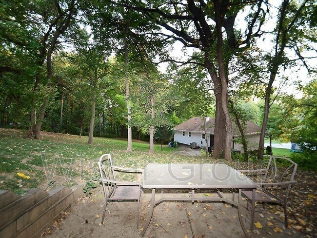 Building Photo - 5116 Read St