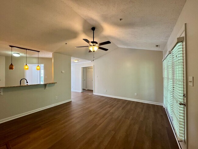 Building Photo - Kings Grant Condo