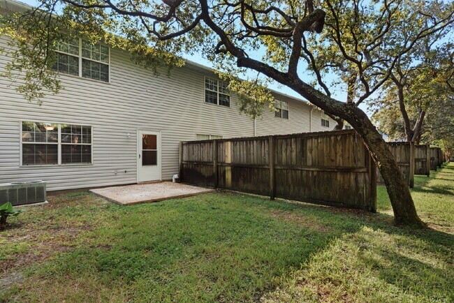 Building Photo - "Charming 2-Bed Townhouse Retreat with 2.5 Baths on Tooke Street!"