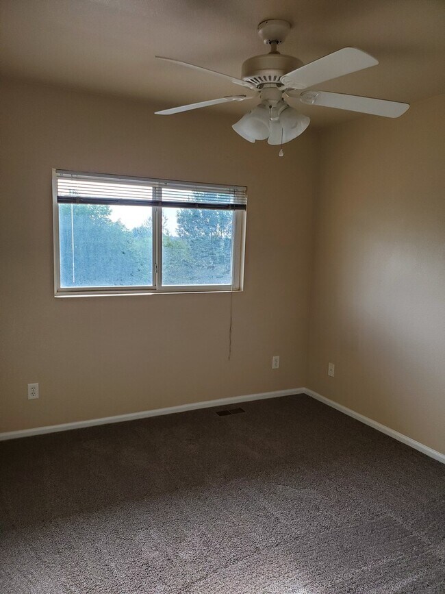 Building Photo - Spacious 3 bed, 3.5 bath condo in Rigden F...