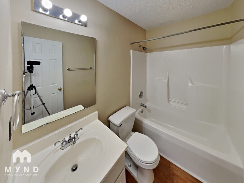 Building Photo - 11721 Long Forest Dr