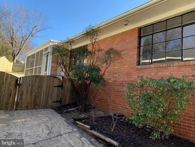 Building Photo - 857 N Jacksonville St