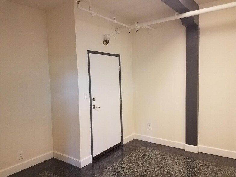 Building Photo - Large well located West Oakland condominium