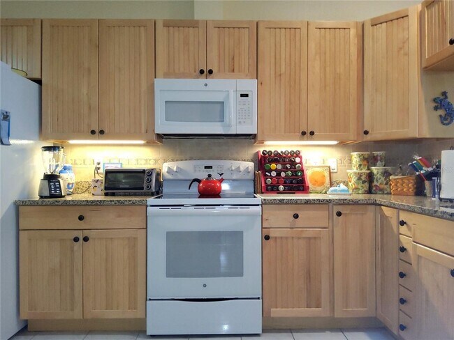 Building Photo - Seasonal 3/2/2 waterfront villa in Punta Gorda