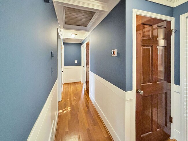 Building Photo - Cozy 4 BR 2 BR House in Piedmont Hills!